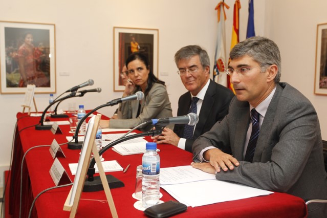 Pilar Rojo aposta por divulgar as normas e procedementos parlamentarios para dar a coñecer as institucións